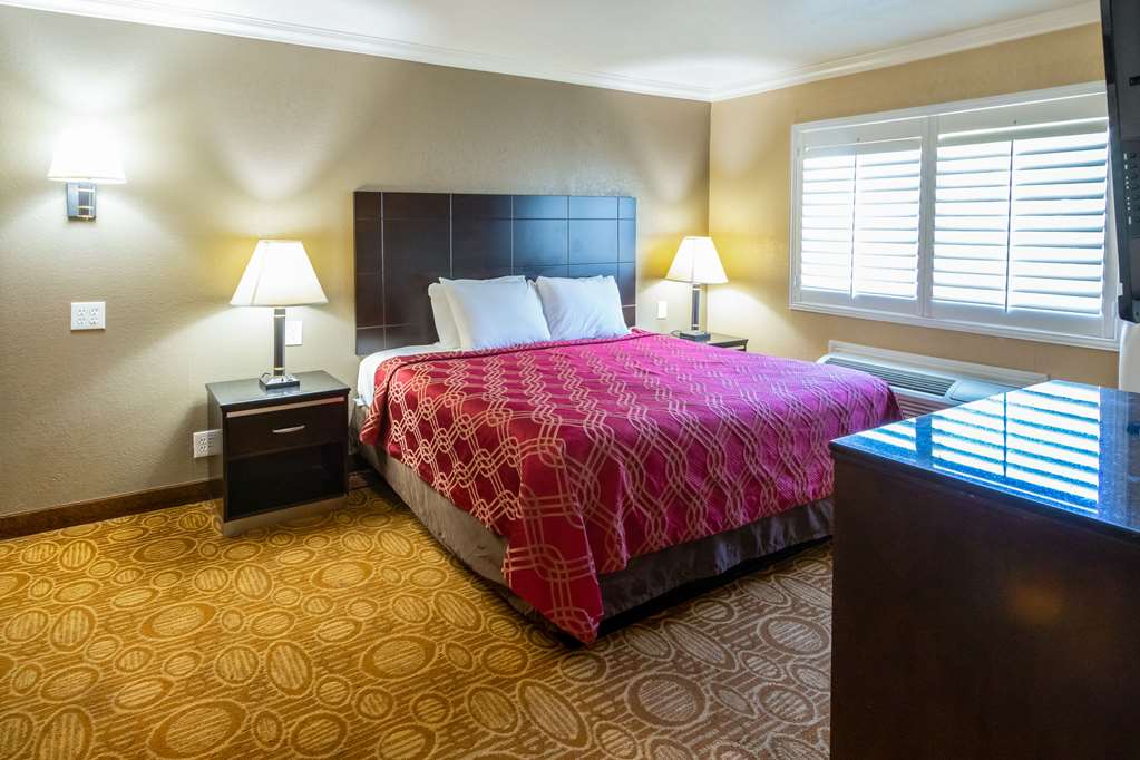Econo Lodge Inn & Suites Fallbrook Downtown - photo 21