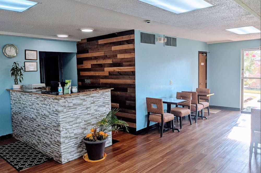 Travelodge by Wyndham Forsyth - photo 2