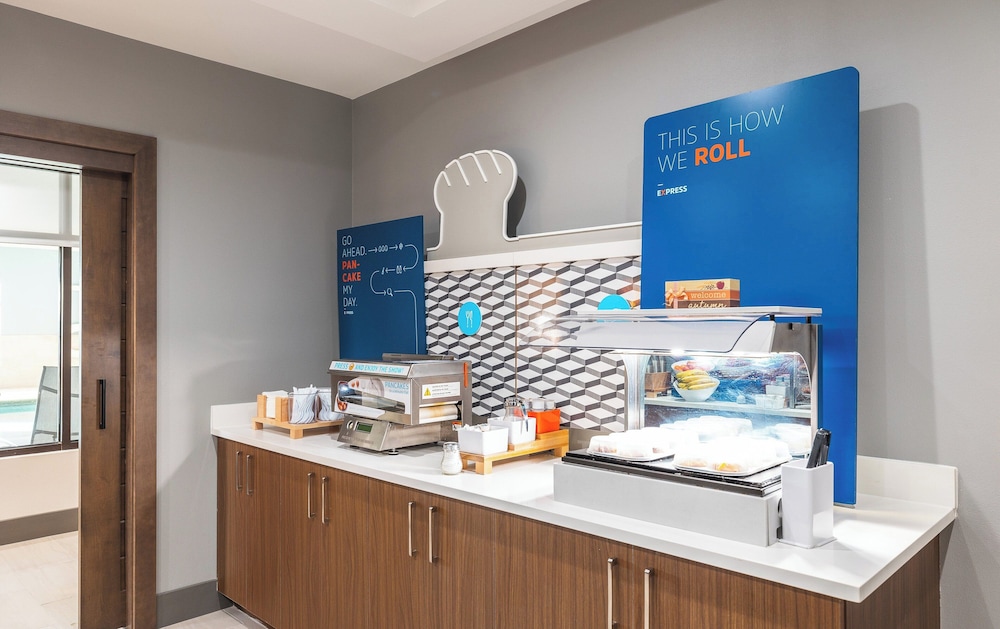 Holiday Inn Express Hotel & Suites St. Robert by IHG - photo 47