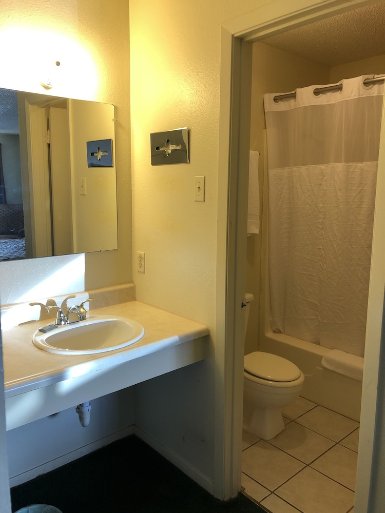 Glen Rose Inn and Suites - photo 22