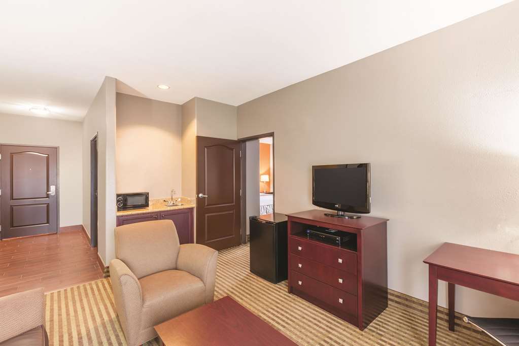 La Quinta Inn & Suites by Wyndham Houston Bush Intl Airpt E - photo 25