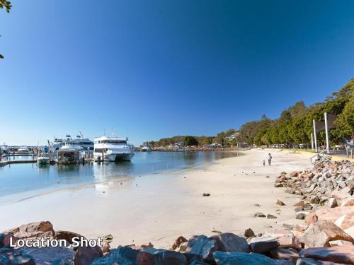 The Poplars 1536 Magnus Street Unit in a great complex with a pool and close to town — 4-Star Luxury Hotel in Hawks Nest, Australia