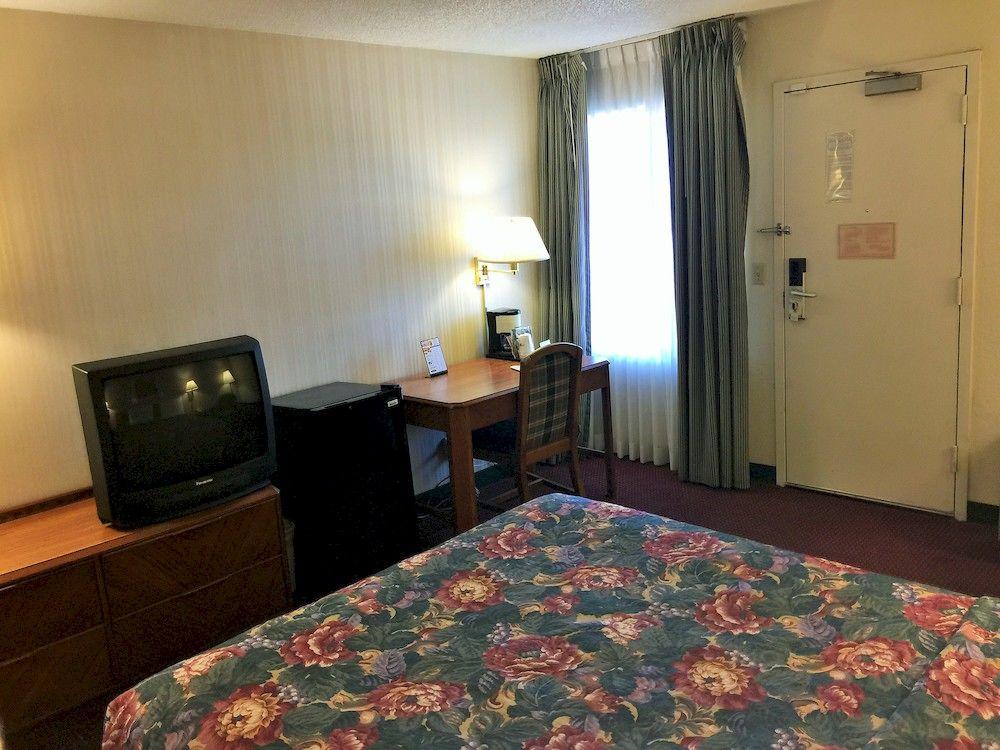 Super 8 by Wyndham Madison East - photo 18