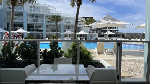 The Pooldeck Ettalong Mantra stroll To Beach Shops — hotel in Ettalong Beach