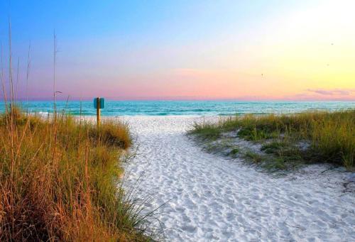 Peaceful Oasis 7 Min to Siesta Key in Sarasota, United States