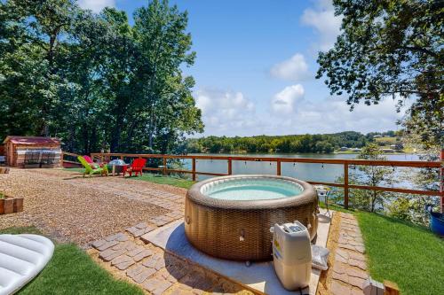 Hot Tub And Fire Pit Lakeside Getaway Dogs Welcome 20780381 — Delta