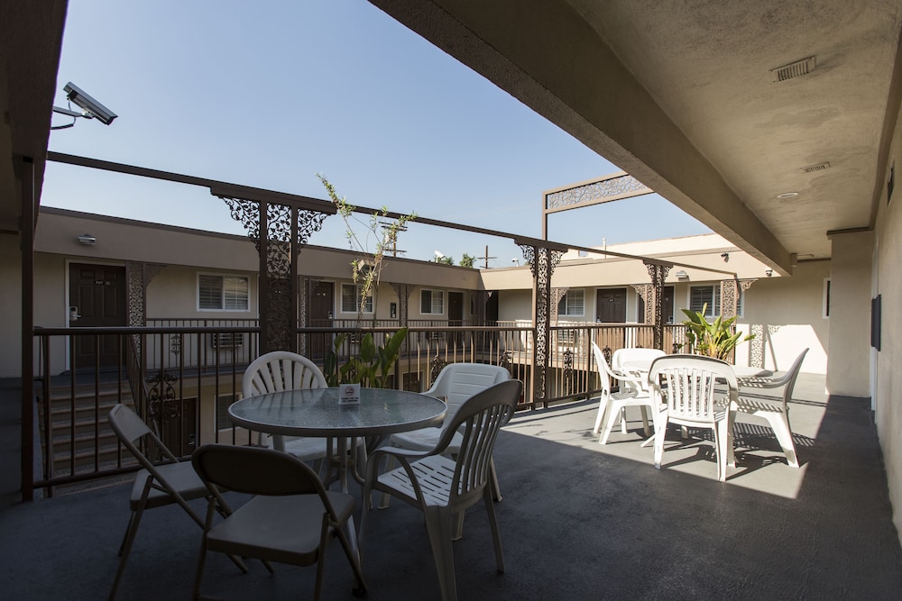 Beverly Inn - photo 37
