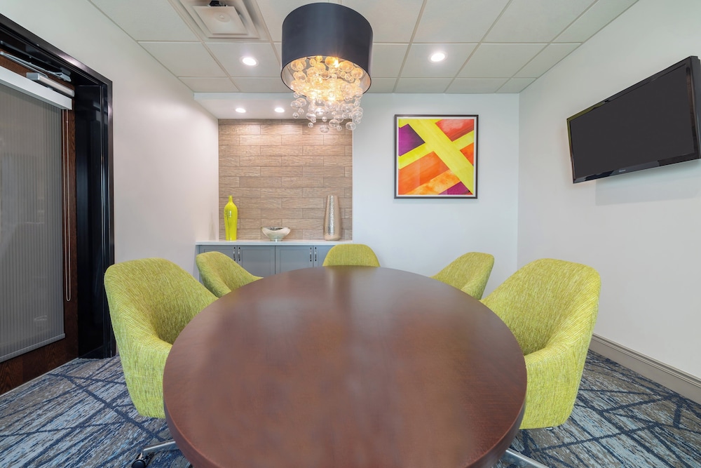 Holiday Inn Express and Suites Kansas City Airport by IHG - photo 52