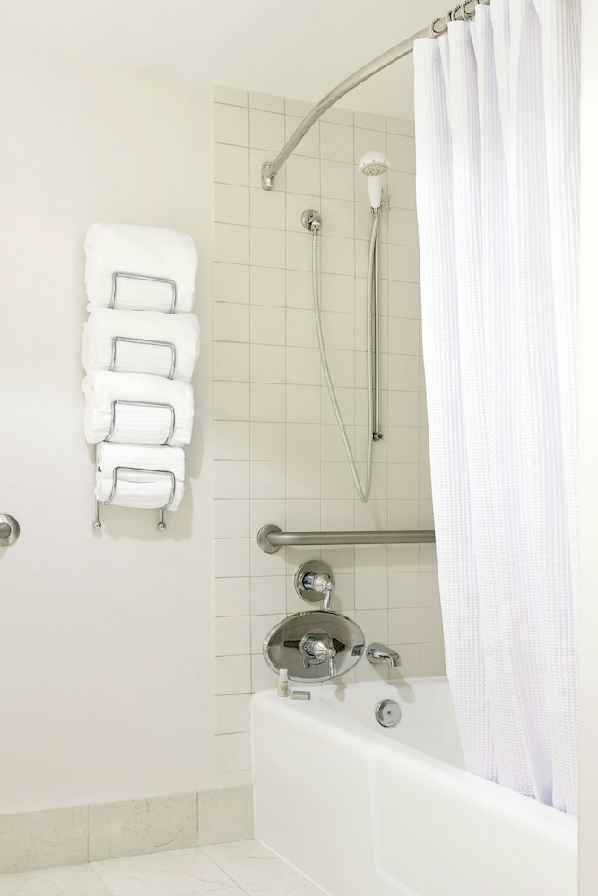 Renaissance Newark Airport Hotel - photo 25