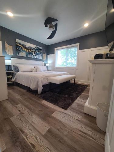 Stunning Lake Home w arcade and huge deck — 4-Star Luxury Hotel in Portage, United States