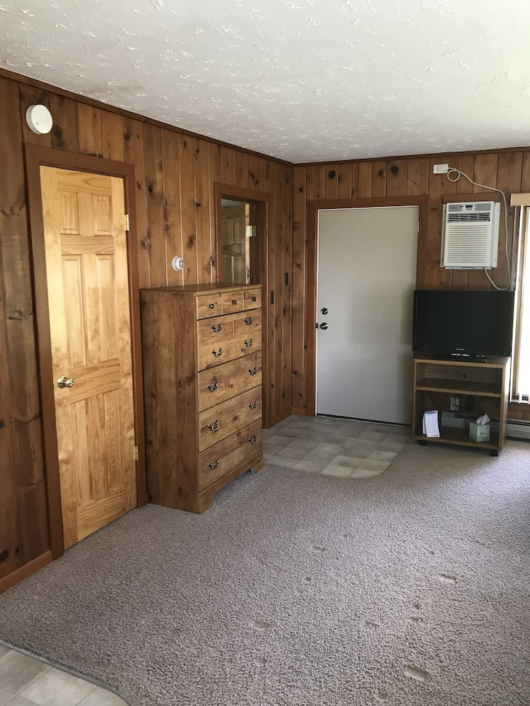 M 22 Inn Suttons Bay - photo 3