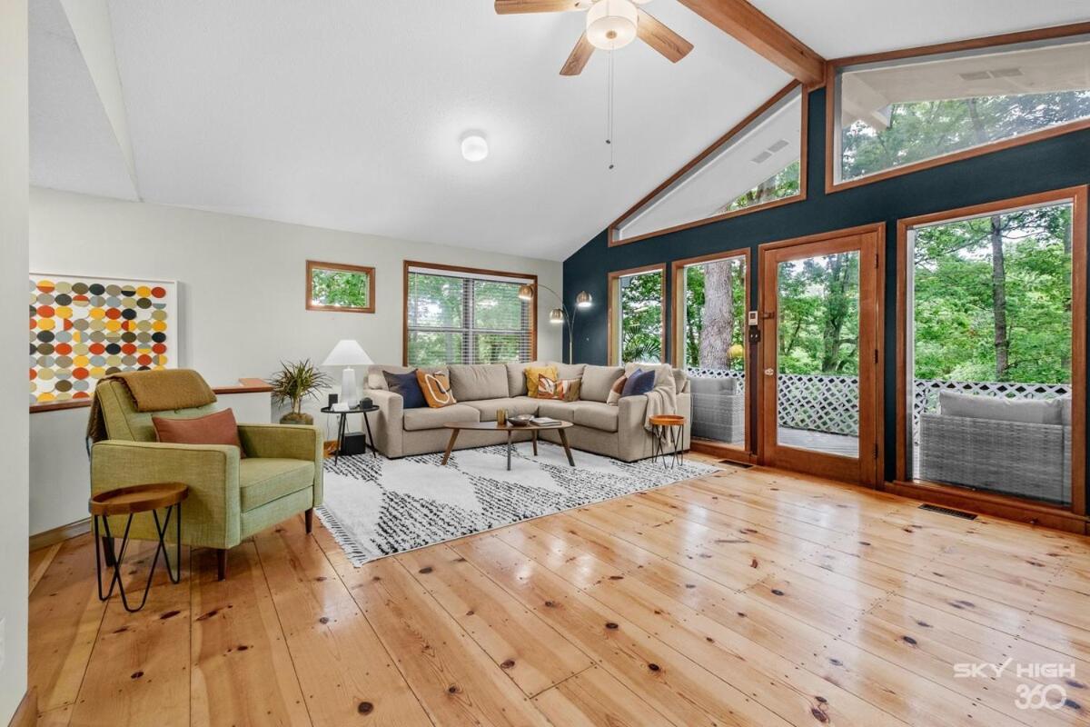 MCM Lakehouse Direct Lake Access Sleeps 8 in Rogers, United States