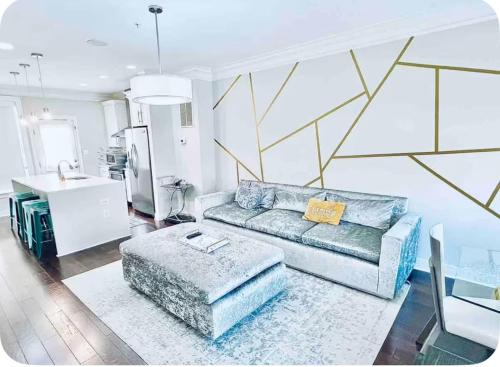 Gorgeous Modern 4 Level 4BDR Home in Central Location Parking Included Free Cancellation — 4-Star Luxury Hotel in Washington, United States