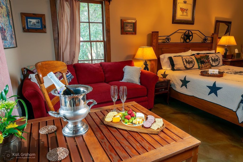 Equinox Inn at Canyon Lake - photo 17