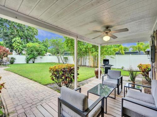 3 min. walk to Wilton Drive pool and huge yard in Fort Lauderdale, United States