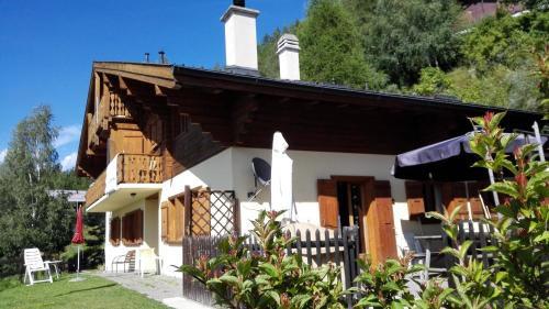 Sunny and spacious apartment in chalet Faigaux in Veysonnaz situated in quiet area with magnificent mountain views — 4-Star Luxury Hotel in Basse-Nendaz, Switzerland