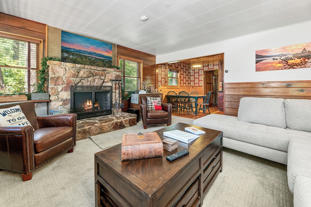 Stillwater Cove Lakefront Breathtaking views charming vintage cabin woodsy interior Boat Dock — 4-Star Luxury Hotel in Big Bear Lake, United States