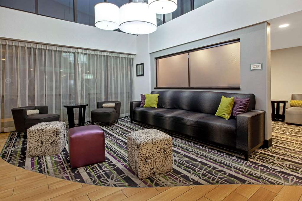 La Quinta Inn & Suites by Wyndham Detroit Metro Airport - photo 6