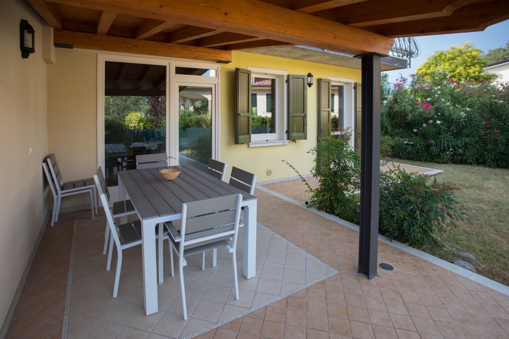 Elegant Lake Garda Villa With Garden — 4-Star Luxury Hotel in Salo, Italy
