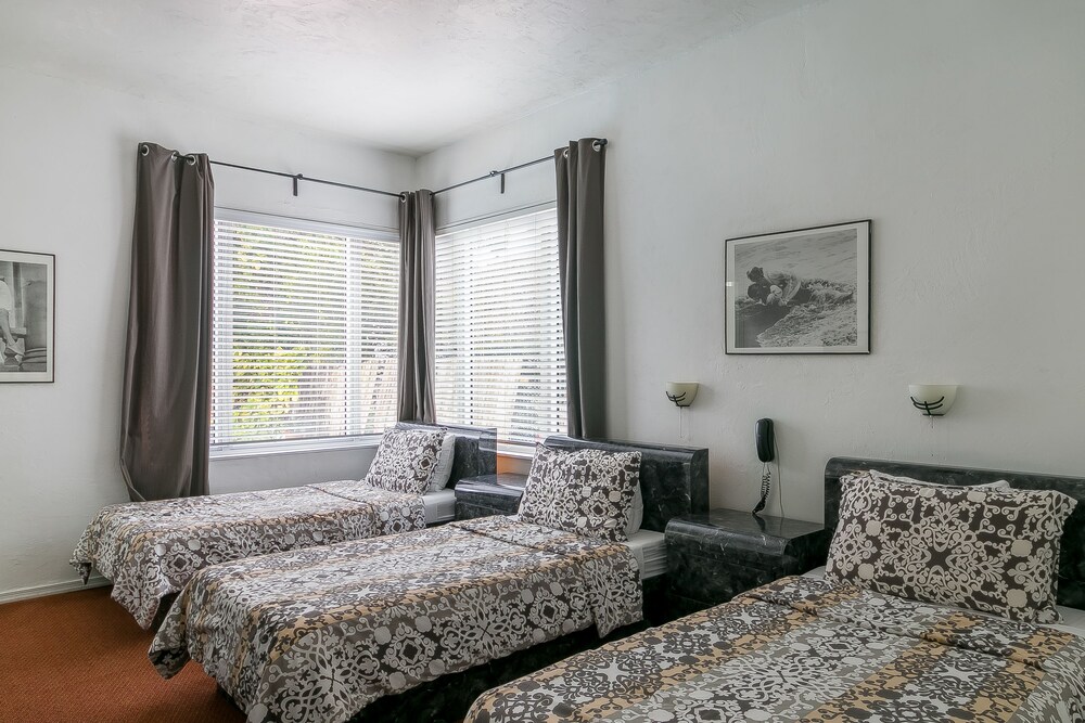 Tropics Hotel and Hostels - photo 11
