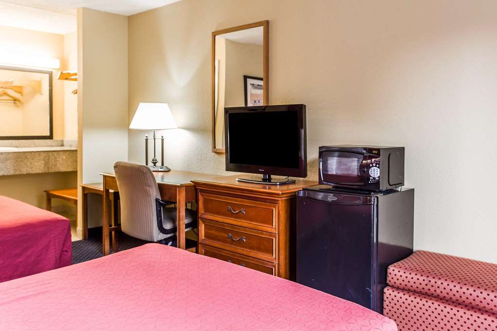 Rodeway Inn Charlotte North End - photo 12