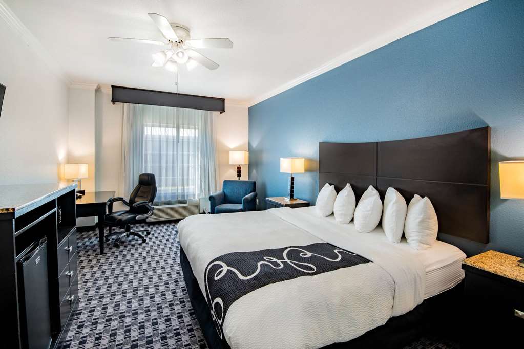 La Quinta Inn & Suites by Wyndham Dalhart - photo 40