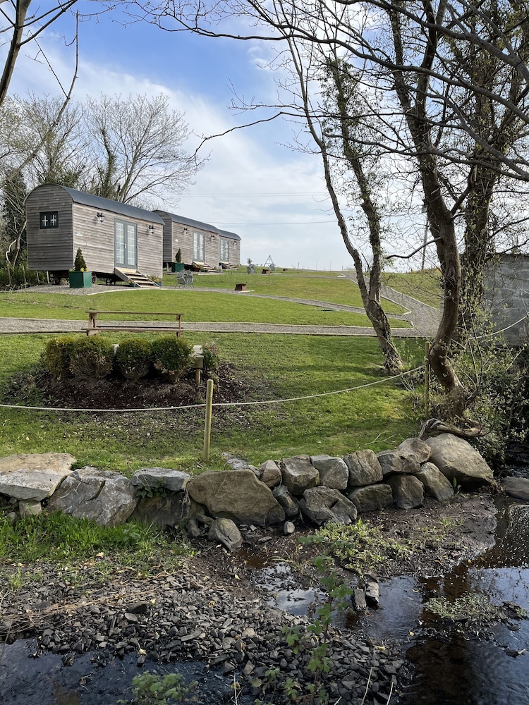 Beds of Silk Luxury Glamping — hotel in Luimneach