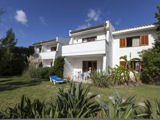 Apartamentos Leo — 4-Star Luxury Hotel in Port De Pollenca, Spain