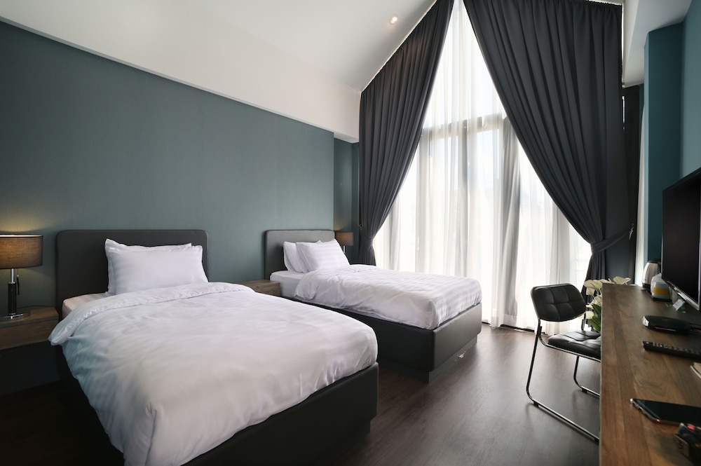 The Nichehome A Lovely Waterside Living in San Sai, Thailand