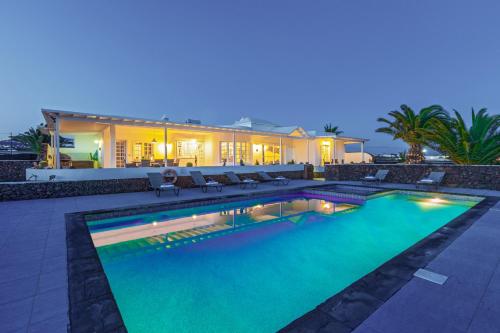 Villa Las Palmitas Sea Views Private Pool Hot Tub Table Tennis — 4-Star Luxury Hotel in Tias, Spain