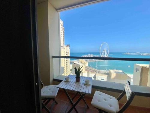 Luxury Escapes Luxurious 2 Bedroom Apartment with Stunning Lake Views in JBR — 4-Star Luxury Hotel in Dubai, United Arab Emirates