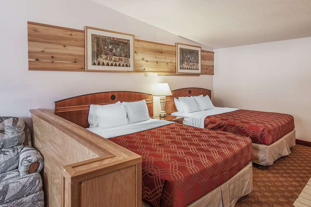 Econo Lodge Inn & Suites Madras - photo 14