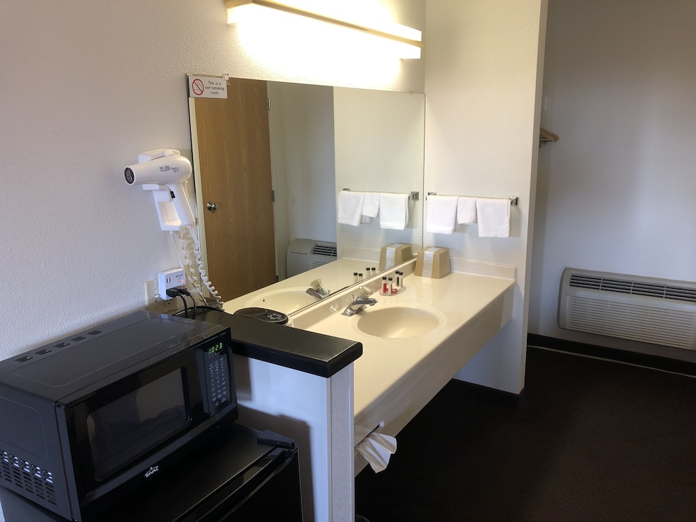 Super 8 by Wyndham Fernley - photo 7