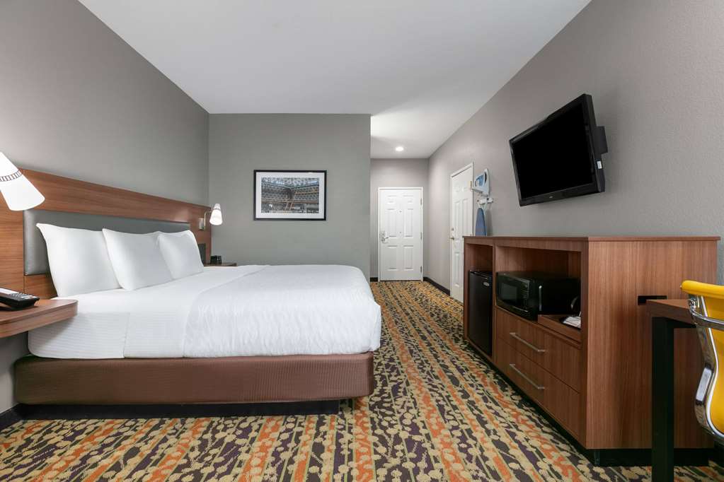 La Quinta Inn & Suites by Wyndham Belton Temple South - photo 18