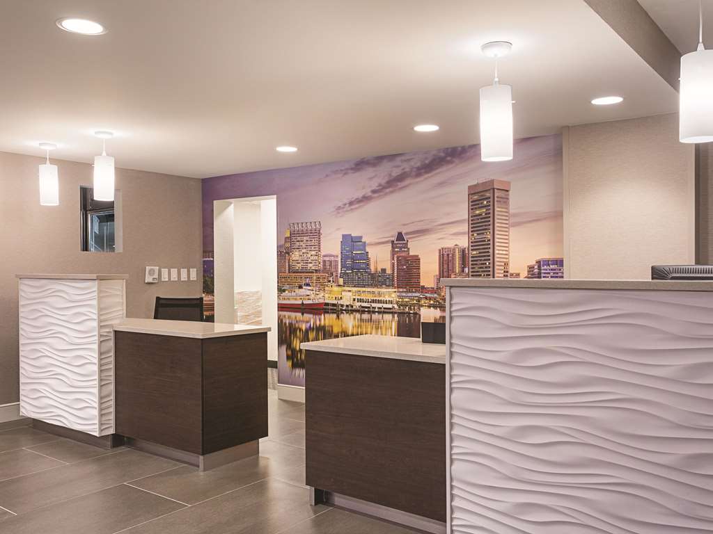 La Quinta Inn & Suites by Wyndham Baltimore BWI Airport - photo 11