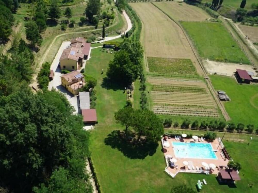 Agriturismo Podere Bucine Basso — 4-Star Luxury Hotel in Lari, Italy