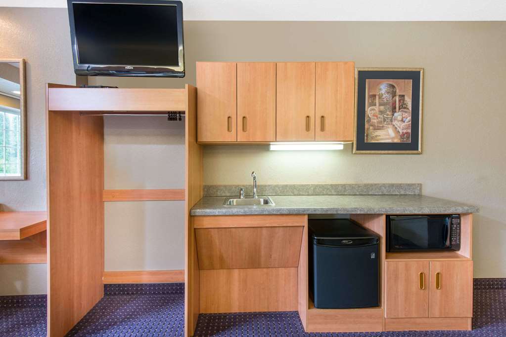 Microtel Inn & Suites by Wyndham Hazelton Bruceton Mills - photo 10
