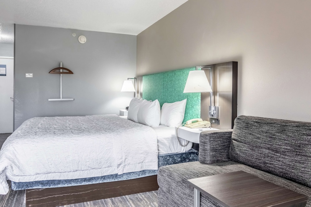 Hampton Inn Youngstown North - photo 22