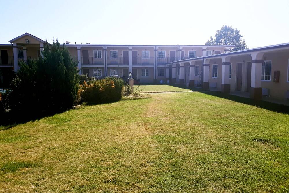 Woodridge Inn and Suites - photo 35