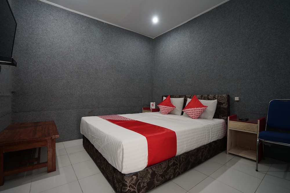 Oyo 1315 Paris Hotel in Lubuklinggau, Indonesia