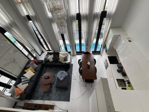 Luxury Pool Villa 5BR 12pax with Private Lift in Ekkamai