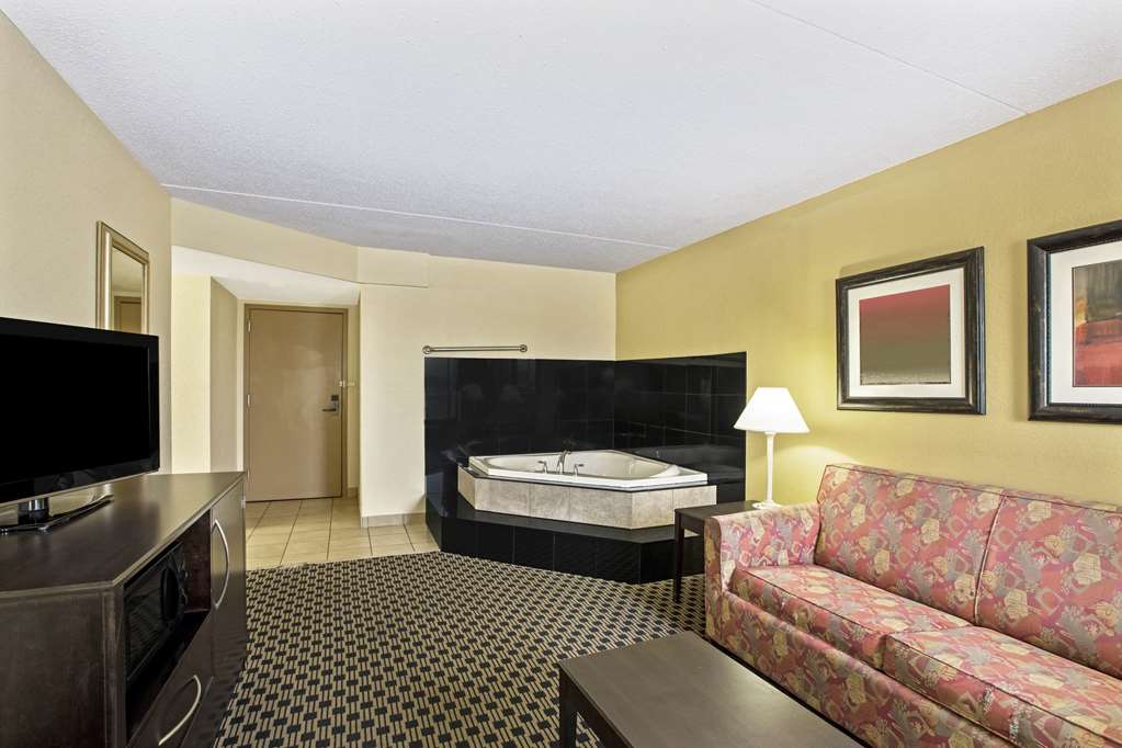 La Quinta Inn & Suites by Wyndham Salina - photo 39