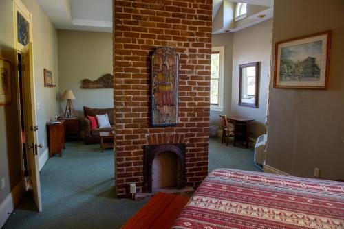 The Lookout Inn - photo 8