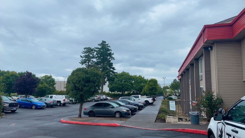 Bridgeway Inn & Suites Portland Airport - photo 18