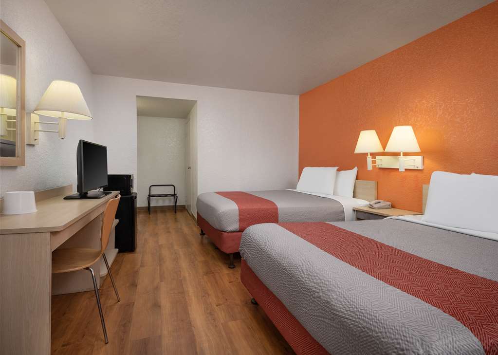 Motel 6 Buena Park CA Knotts Berry Farm Disneyland - photo 11