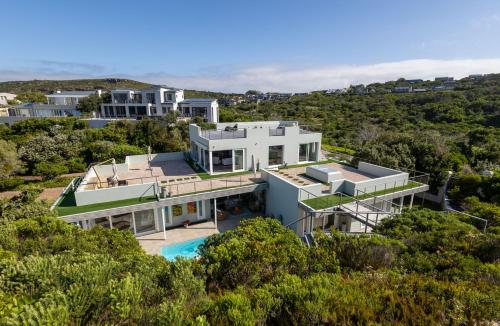 Ocean's Edge Holiday Villa — 5-Star Luxury Hotel in Plettenberg Bay, South Africa