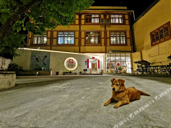 Hailuogou Lanshan small courtyard Inn in Luqiao, People's Republic of China