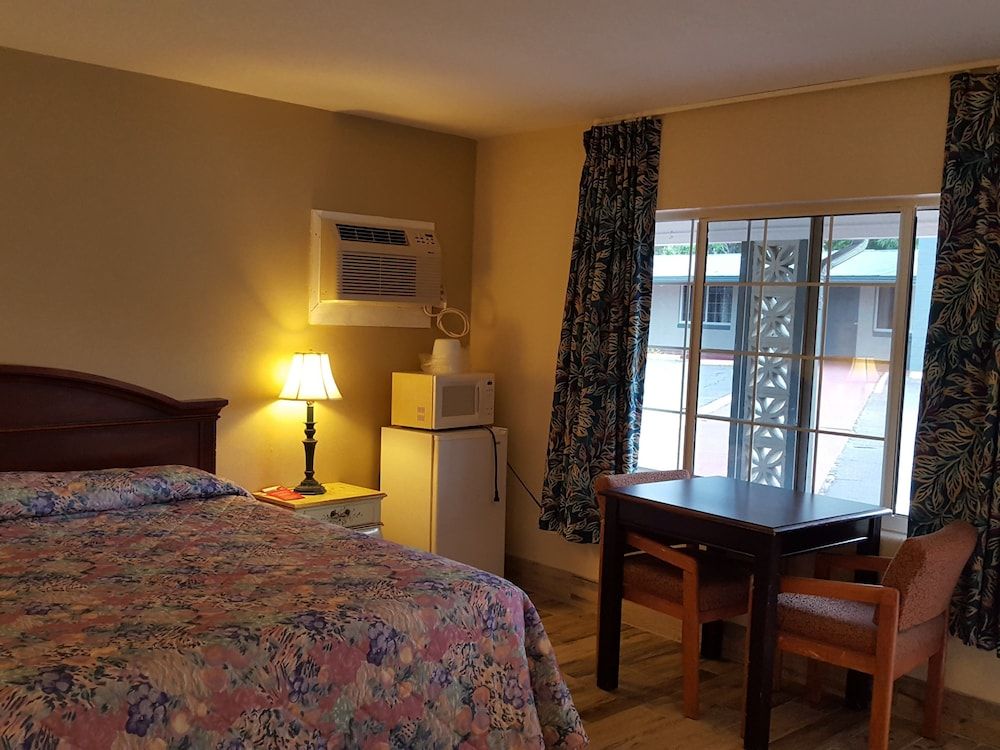 Three Oaks Motel - photo 24
