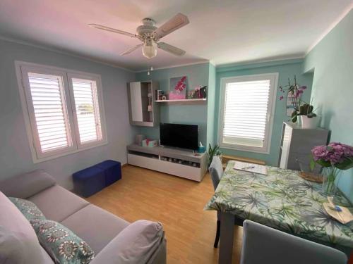 Coqueto Atico Con Vistas Al Mar Y a la Montana Auto Check In in Mont-Roig Del Camp, Spain