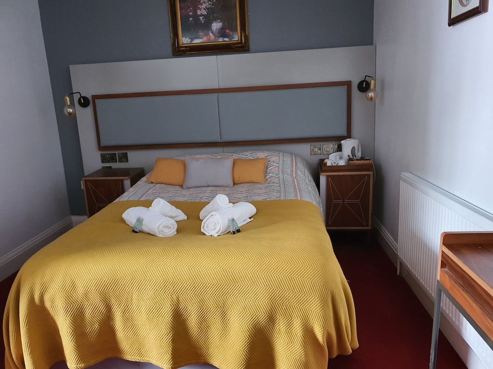 The Royal Hotel — hotel in High Peak